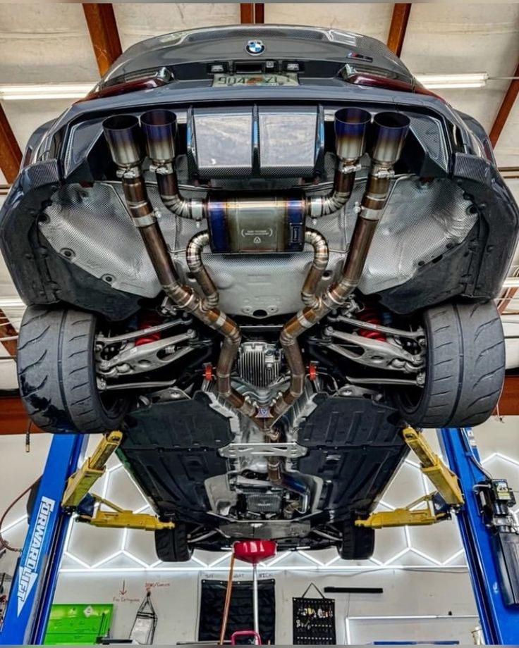 Ligne titane sur-mesure Btek installée sous une BMW M, sorties quad